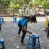 Lomba Memindahkan Kacang dengan Sumpit