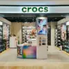 Ikon Ringan & Nyaman! Kepoin Gerai Crocs di Lippo Mall Cikarang