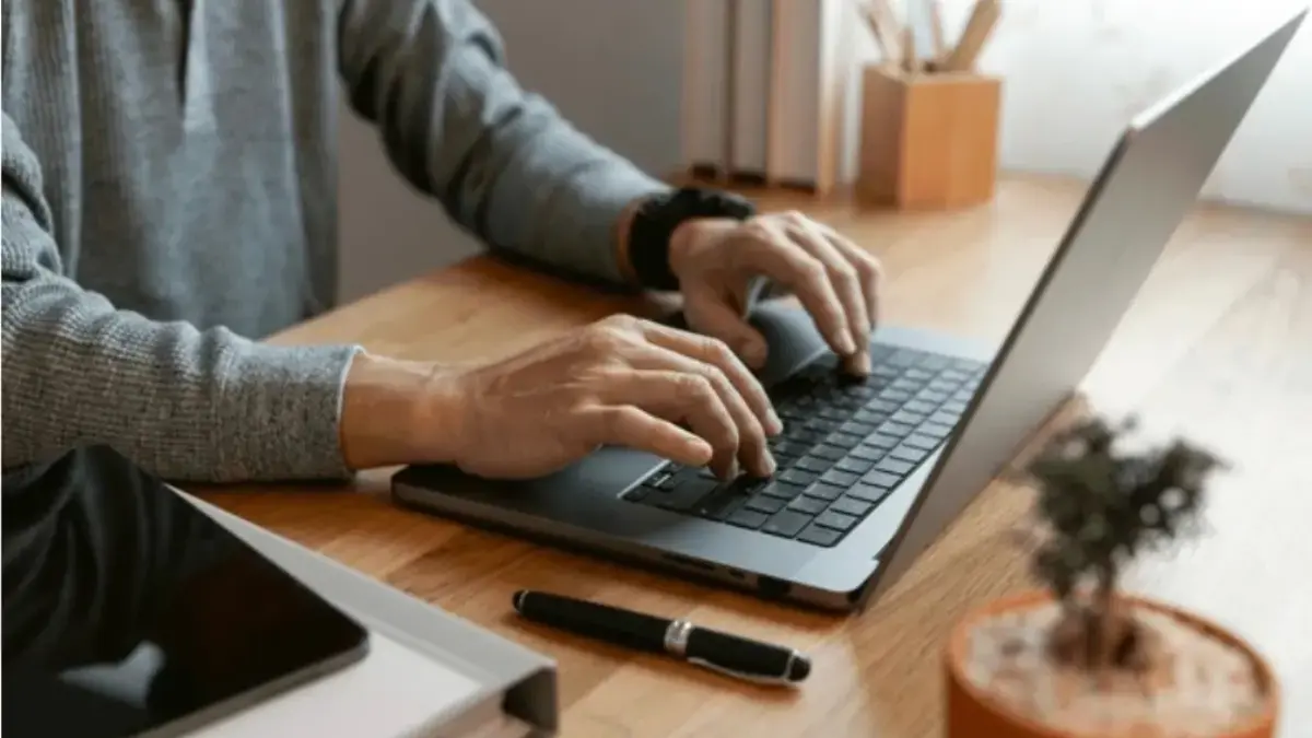 Lagi Nyari Laptop Terbaik 2026 Buat Kuliah-Hiburan? Coba Rekomendasi Laptop Berikut Ini, Harga Mulai 4 Jutaan Ilustrasi laptop terbaik