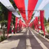 Warga Gotong Royong Bentangkan Sang Saka Merah Putih Raksasa.