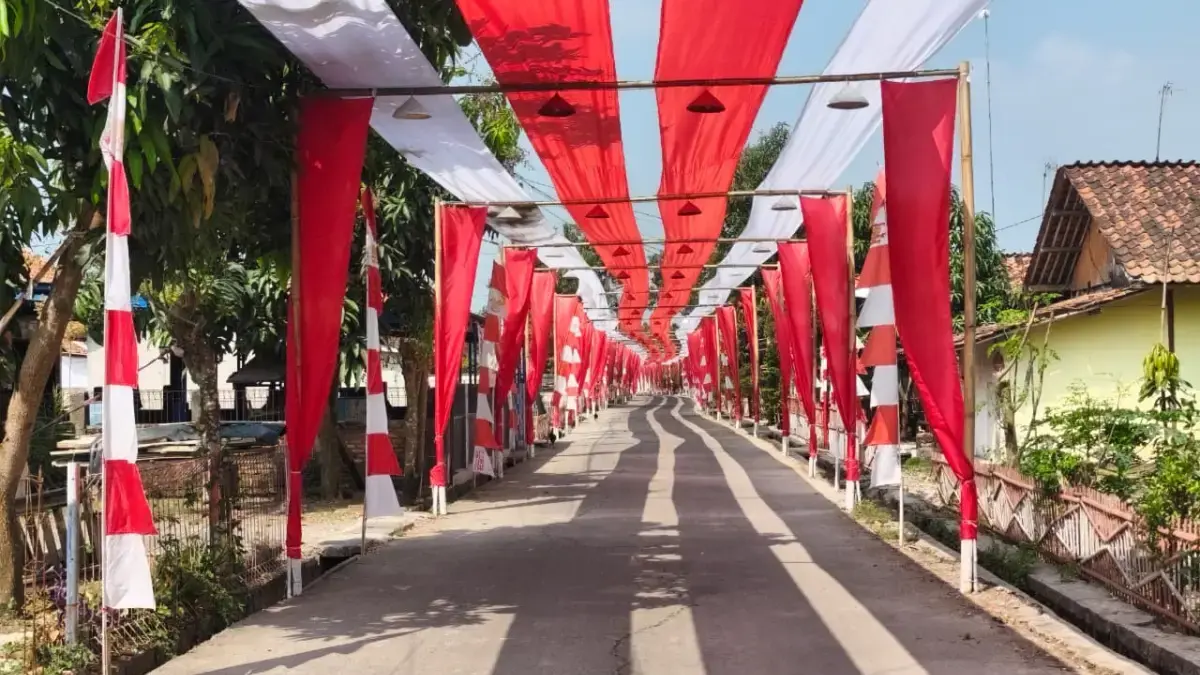 Warga Gotong Royong Bentangkan Sang Saka Merah Putih Raksasa.