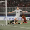 Selebrasi Mitchell Baker saat mencetak gol ke gawang Timor Leste