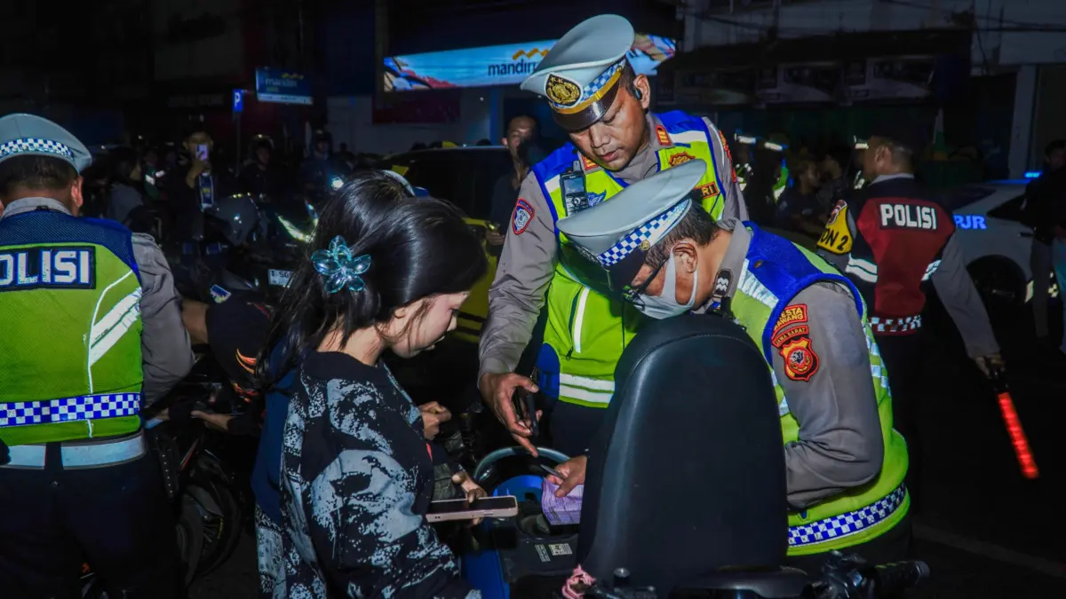 Polresta Karawang melaksanakan kegiatan Kepolisian Rutin yang Ditingkatkan (KRYD) di Jalan Tuparev,