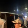 Sejumlah orang yang kedapatan membuang sampah sembarangan di pinggir Jalan Interchange Karawang