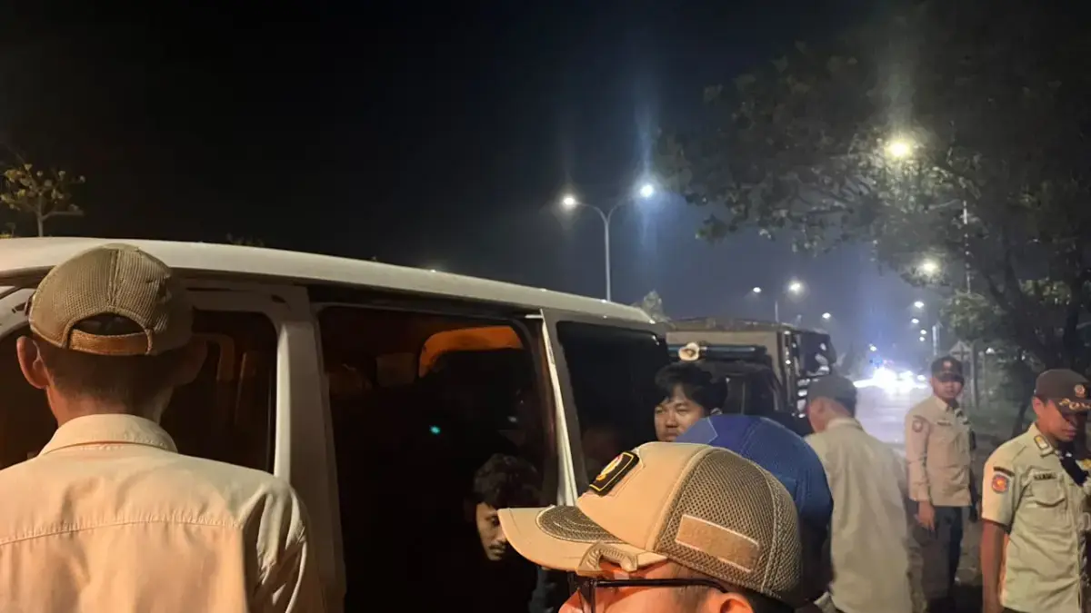 Sejumlah orang yang kedapatan membuang sampah sembarangan di pinggir Jalan Interchange Karawang