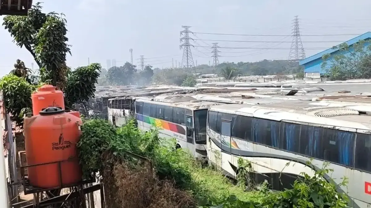 Puluhan Bus Sinar Jaya di Cikarang Hangus Terbakar, Api Berkobar dari Tengah Pangkalan Bus Sinar Jaya di Cikarang Hangus Terbakar