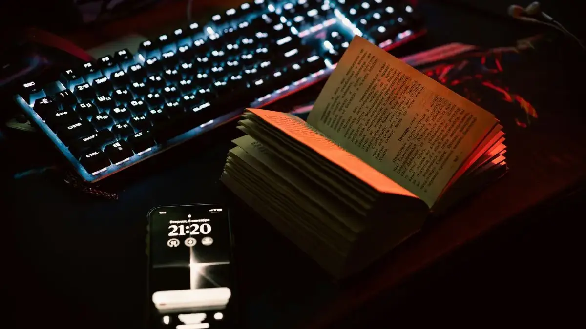 Doomscrolling & Doomspending: Mengapa Makin Stres Lihat Berita Buruk, Kita Malah Makin Rajin Belanja Online? doomscrolling