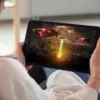 Orang tua dapat mengatur batas waktu penggunaan smartphone anak melalui aplikasi parental control.