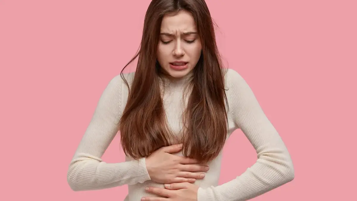 Ilustrasi seorang perempuan sedang menjaga kesehatan mental saat mengalami PMS.