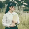 Ilustrasi suami dan istri menyiapkan perlengkapan sekolah anak pada malam hari.