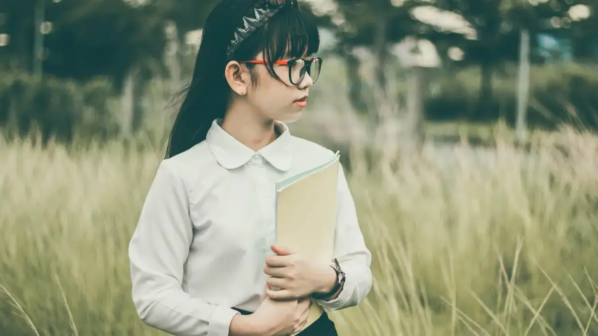 Ilustrasi suami dan istri menyiapkan perlengkapan sekolah anak pada malam hari.