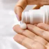 Ilustrasi berbagai pilihan sunscreen untuk kulit berminyak.