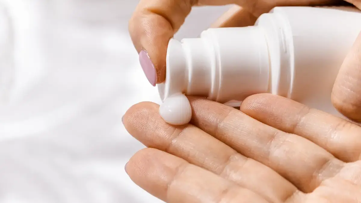 Ilustrasi berbagai pilihan sunscreen untuk kulit berminyak.