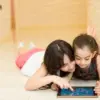 Ilustrasi anak bermain game edukatif menggunakan tablet.