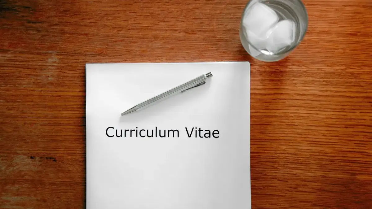 Tak Dipanggil HRD? Ini 13 Cara Bikin CV ATS Friendly dan Hindari 5 Kesalahan Desain Ini! Ilustrasi pencari kerja sedang membuat CV.