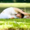 13 Manfaat Yoga Ringan Sebelum Berangkat Kerja, Bikin Tubuh Lebih Siap Hadapi Hari yang Padat Ilustrasi pekerja melakukan gerakan yoga ringan sebelum memulai aktivitas.