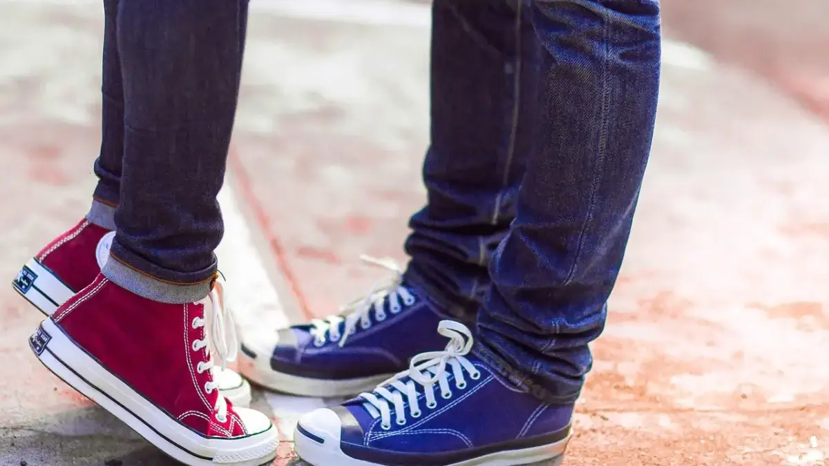 Sejumlah sneakers lokal dengan desain kasual dan modern.