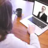 Ilustrasi seseorang mengikuti wawancara kerja secara online melalui laptop.