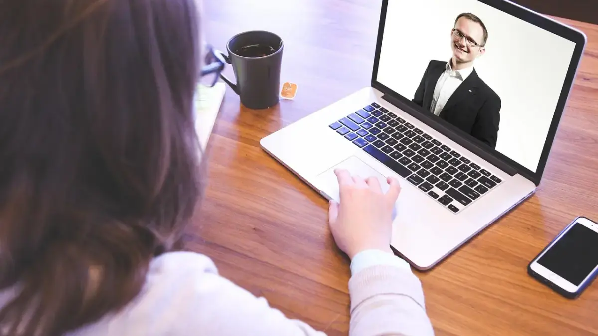 Interview Online Grogi? Ini 13 Trik Menjawab Pertanyaan Jebakan HRD agar Peluang Diterima Kerja Naik Ilustrasi seseorang mengikuti wawancara kerja secara online melalui laptop.