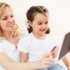 Ilustrasi orang tua mendampingi anak menggunakan tablet di rumah.