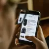 Ilustrasi konsumen membaca ulasan produk sebelum berbelanja online.