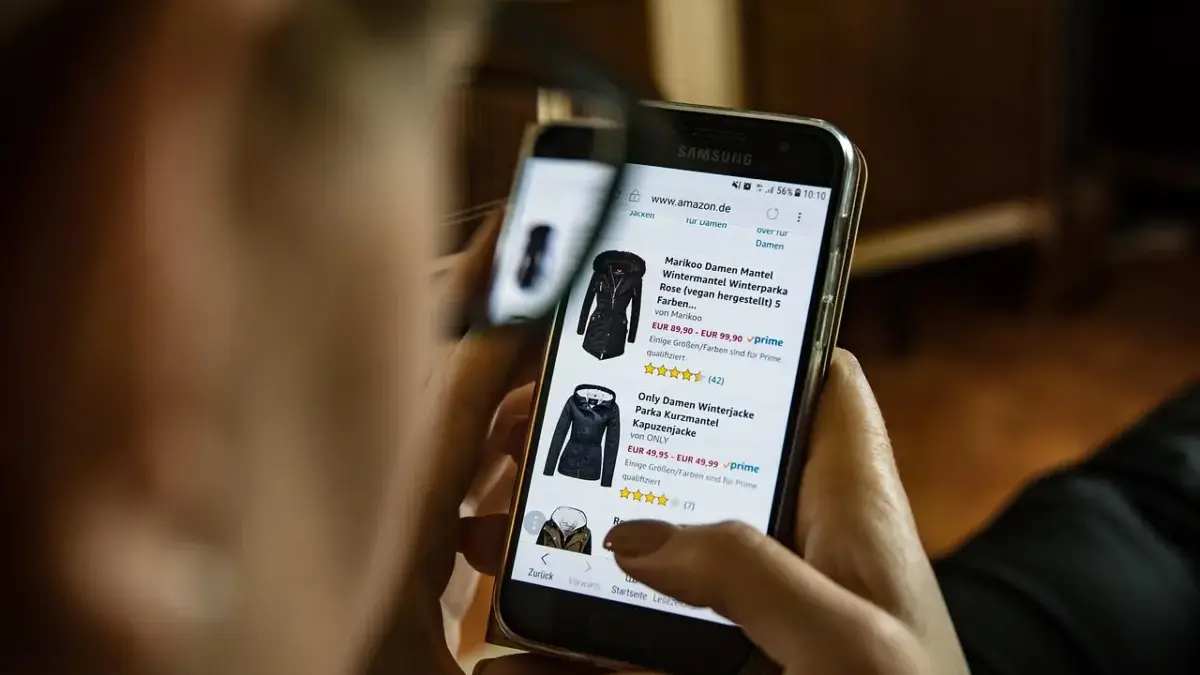 Ilustrasi konsumen membaca ulasan produk sebelum berbelanja online.