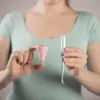 Kompres hangat pada bagian perut menjadi salah satu cara sederhana yang dapat membantu.