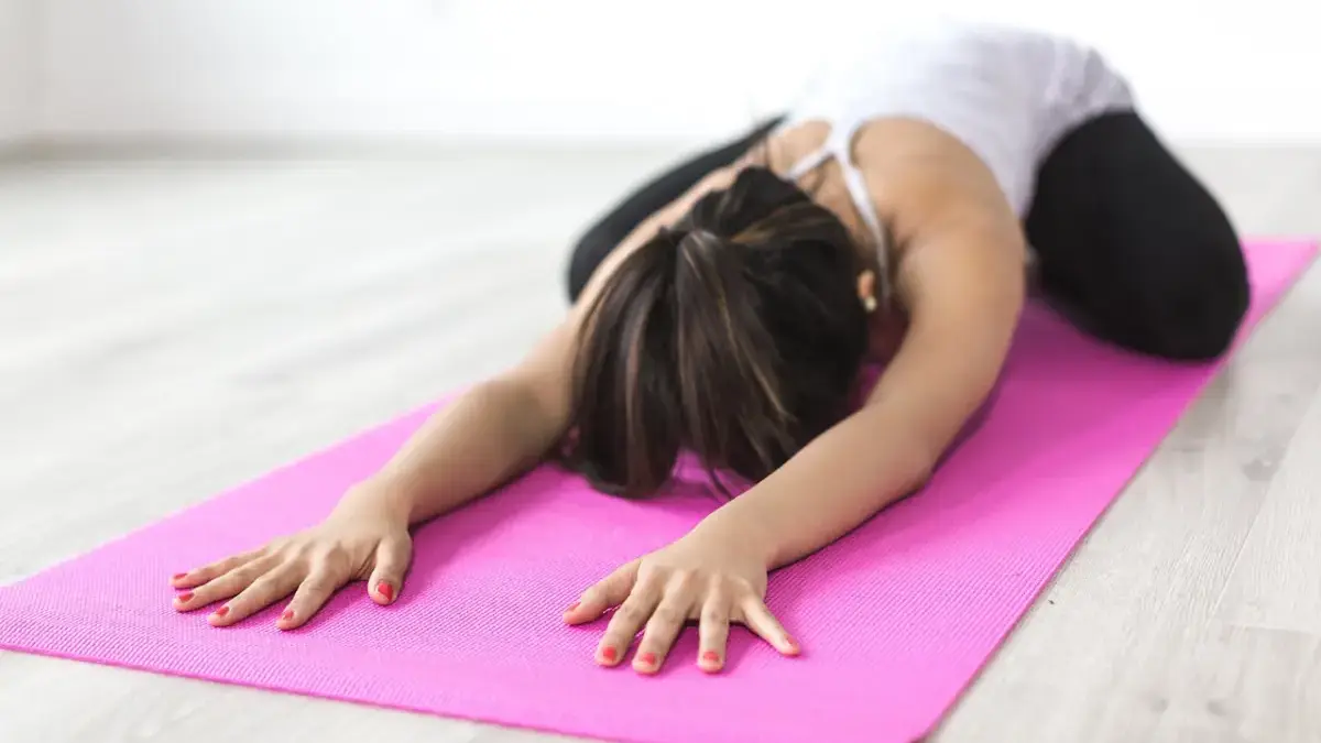 Daftar 12 Gerakan Yoga dan Stretching di Rumah untuk Redakan Kram Haid, No. 9 Bisa Bikin Perut Lebih Rileks! Gerakan yoga ringan dapat menjadi salah satu cara sederhana untuk membantu tubuh lebih rileks.