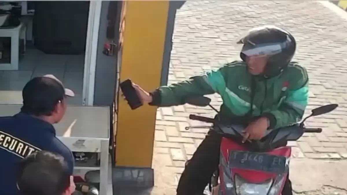 Oknum Ojol bawa kabur paket Rp 49 Juta terekam kamera CCTV saat akan keluar Perum Cluster Karawang