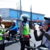 Polresta Karawang Bagikan Masker dan Waspada.