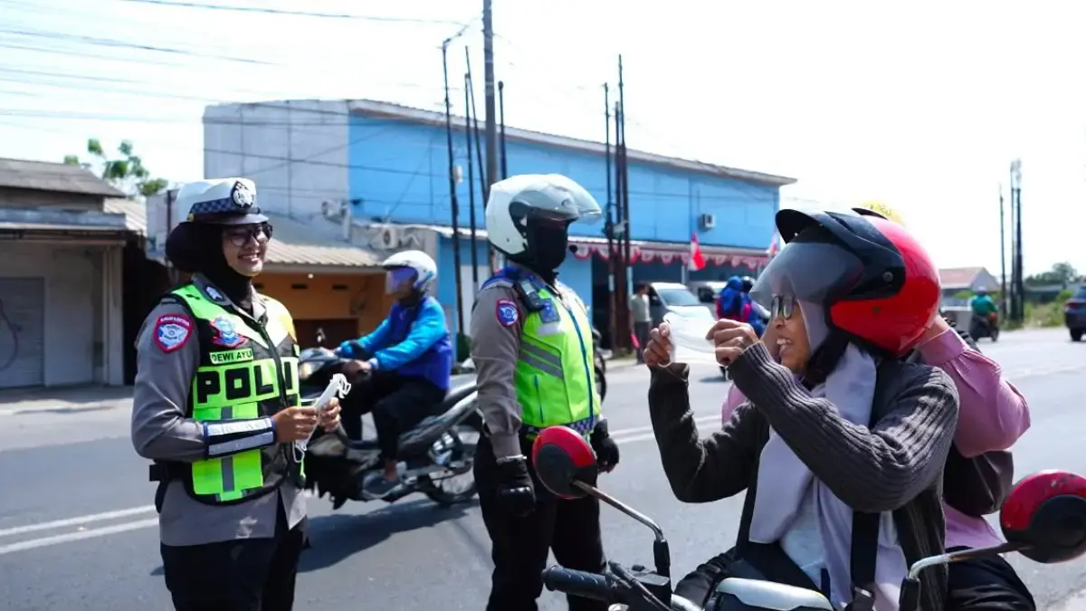 Polresta Karawang Bagikan Masker dan Waspada.