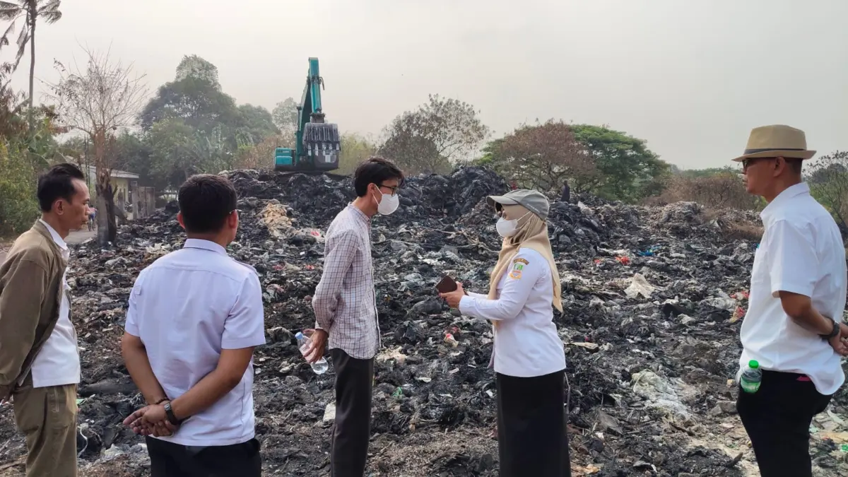 DLH dan Damkar Berhasil Padamkan Api.