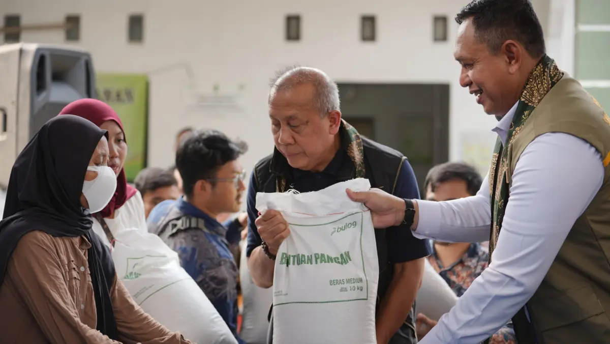 Dirut BULOG-Waket DPR RI Tinjau Penyaluran Bantuan Pangan di Karawang, Pastikan Bantuan Diterima Masyarakat Penyaluran Bantuan Pangan di Karawang