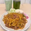 Semangkuk Mie Aceh dengan bumbu rempah dan pilihan topping daging atau seafood.
