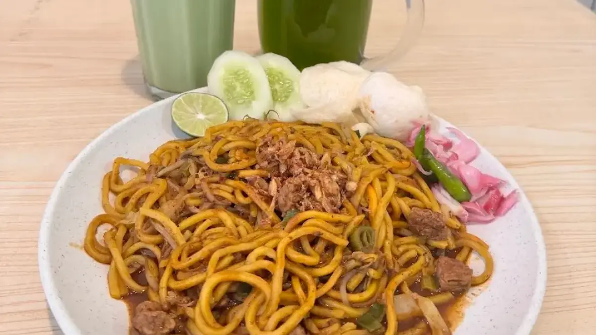 Semangkuk Mie Aceh dengan bumbu rempah dan pilihan topping daging atau seafood.