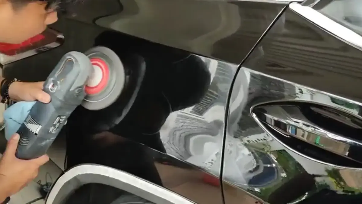 Ilustrasi proses poles dan detailing mobil