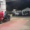 Pengendara mengisi BBM kendaraannya di SPBU.