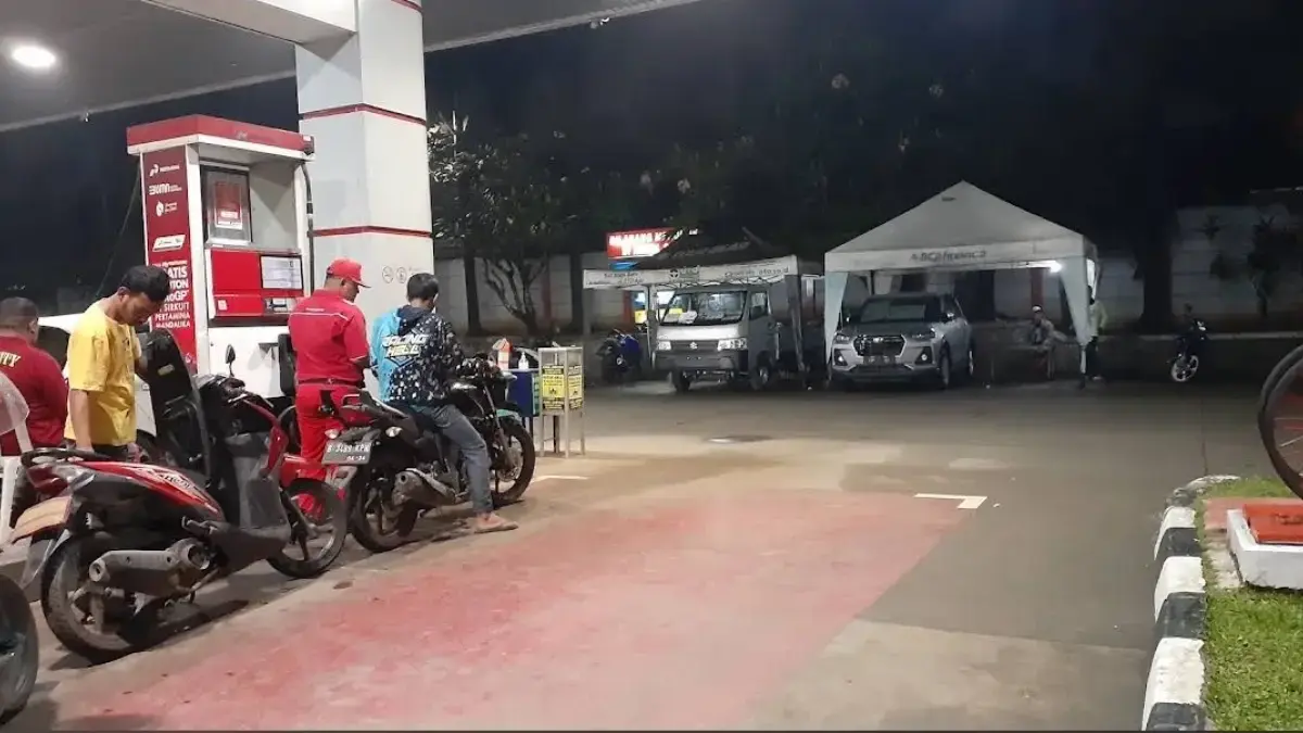 Pengendara mengisi BBM kendaraannya di SPBU.