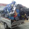 Ilustrasi mobil pickup yang digunakan untuk mengangkut barang.