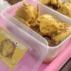 Ayam ungkep siap goreng menjadi pilihan praktis untuk stok lauk keluarga di rumah.
