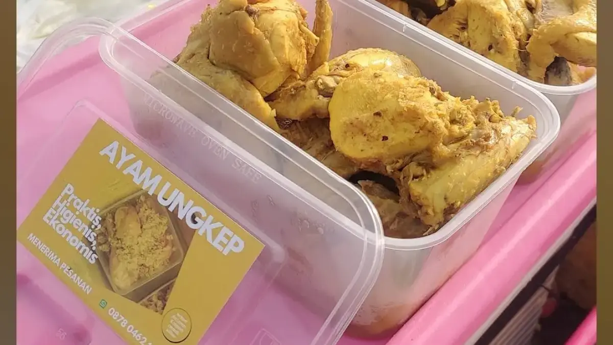 Ayam ungkep siap goreng menjadi pilihan praktis untuk stok lauk keluarga di rumah.