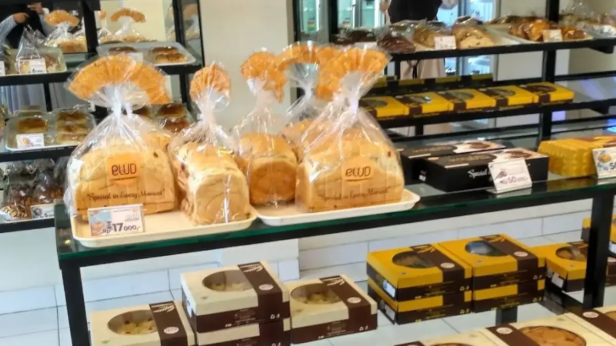 Bolu kukus dengan tekstur lembut dan beragam pilihan rasa.