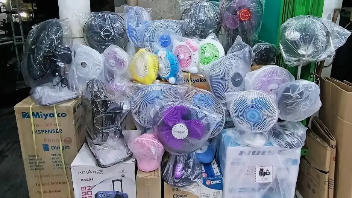 Sejumlah pilihan kipas angin dapat ditemukan di toko elektronik.