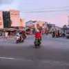 Kepadatan kendaraan pada jam berangkat kerja.