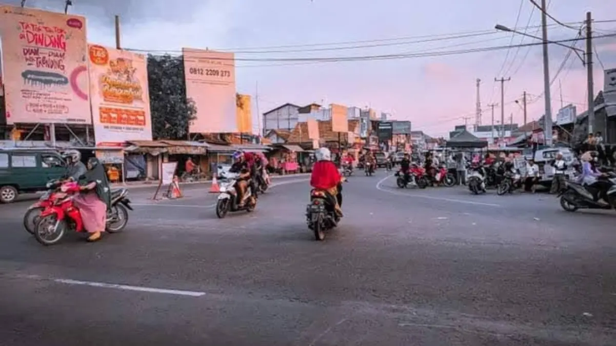 Kepadatan kendaraan pada jam berangkat kerja.