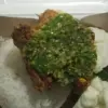 Ayam goreng dengan sambal ijo yang menggugah selera.