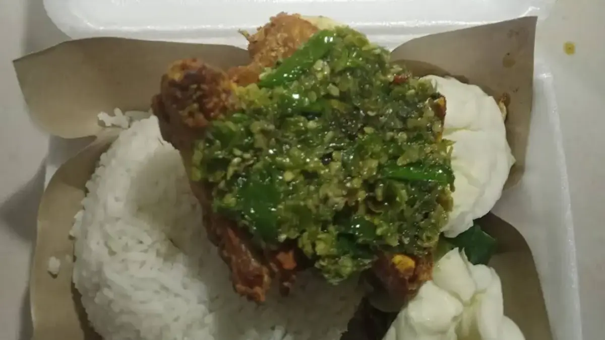 Ayam goreng dengan sambal ijo yang menggugah selera.