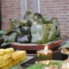 Pepes tahu yang dibungkus daun pisang.