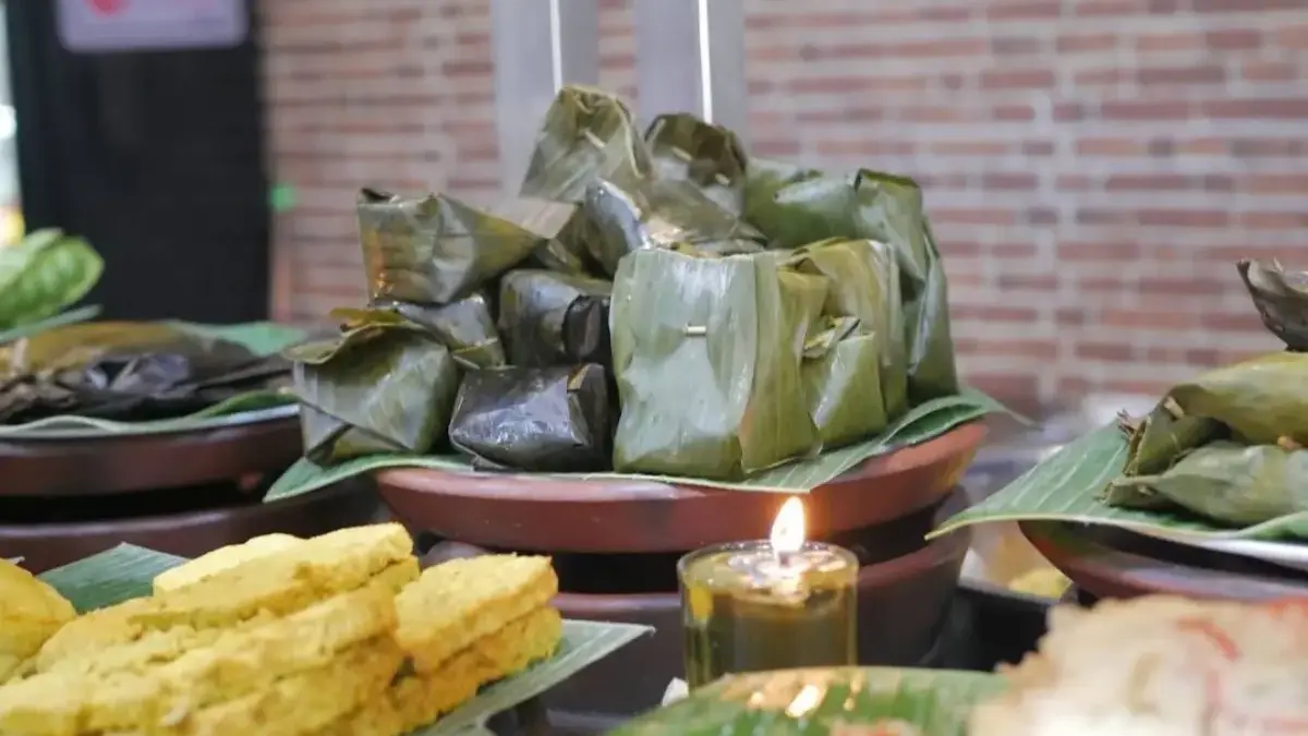 Pepes tahu yang dibungkus daun pisang.