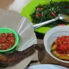Sambal dadak dengan lauk lele, nasi hangat dan kangkung